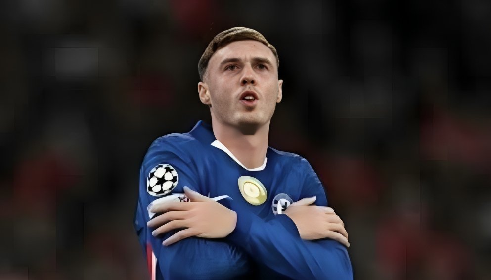Cole Palmer playing for Chelsea in the Premier League