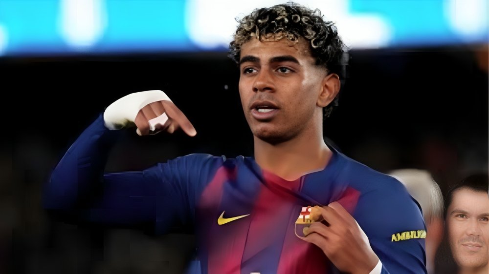 Lamine Yamal playing for Barcelona in a professional match